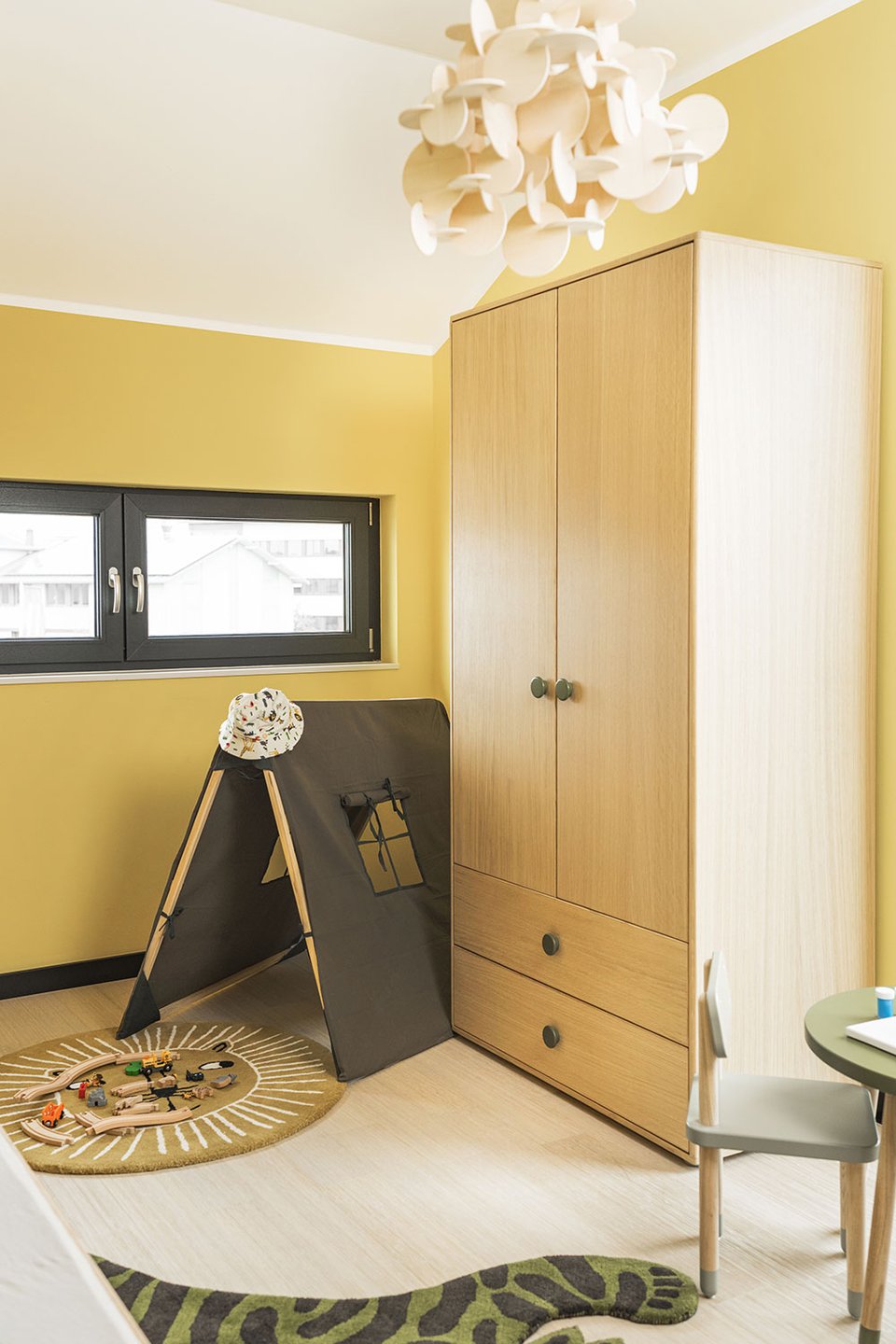 Teppich: Oyoy, Lampe: Normann Copenhagen, Kindertisch und Stuhl: Flexa, Kleiderschrank: Flexa, Spielzelt: ferm Living