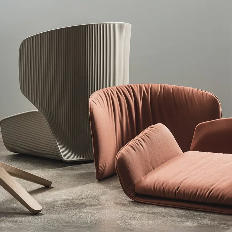 Andreu World: Komponenten des NUEZ LOUNGE BIO, Sitzschale hergestellt aus ölfreiem Kunststoff (Bio-Thermopolymer) und Polster bezogen mit Stoff aus recyceltem PET-Flaschen