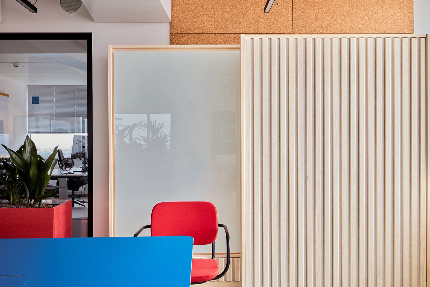 Wood Acoustic Boards: Chatboard, Stuhl: Flokk, Tisch: Modulor