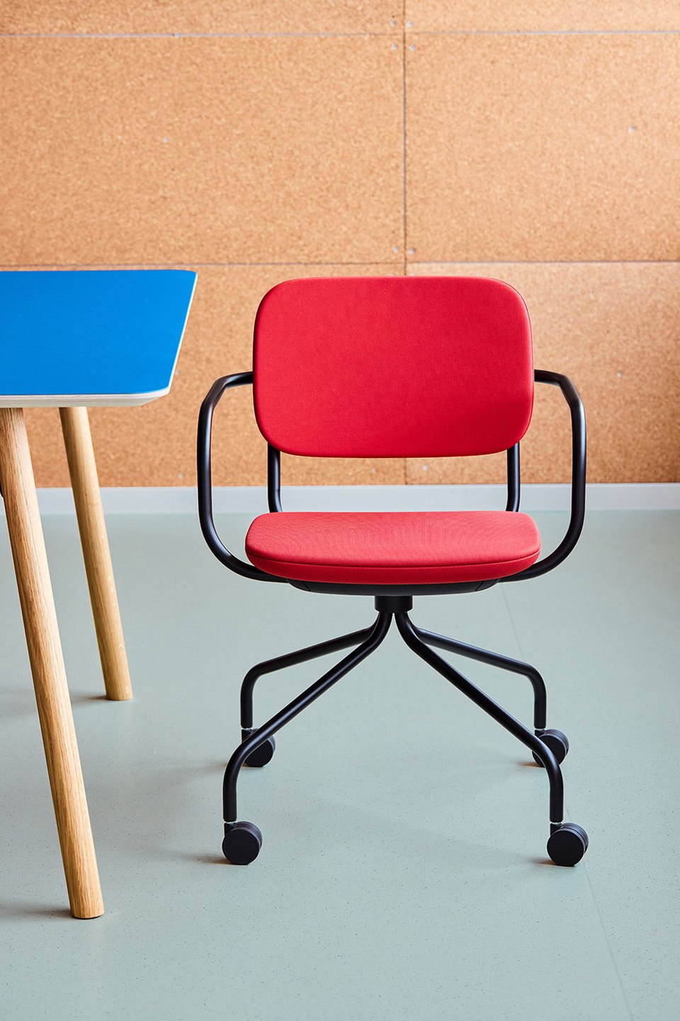 Stuhl: Flokk, Tisch: Modulor