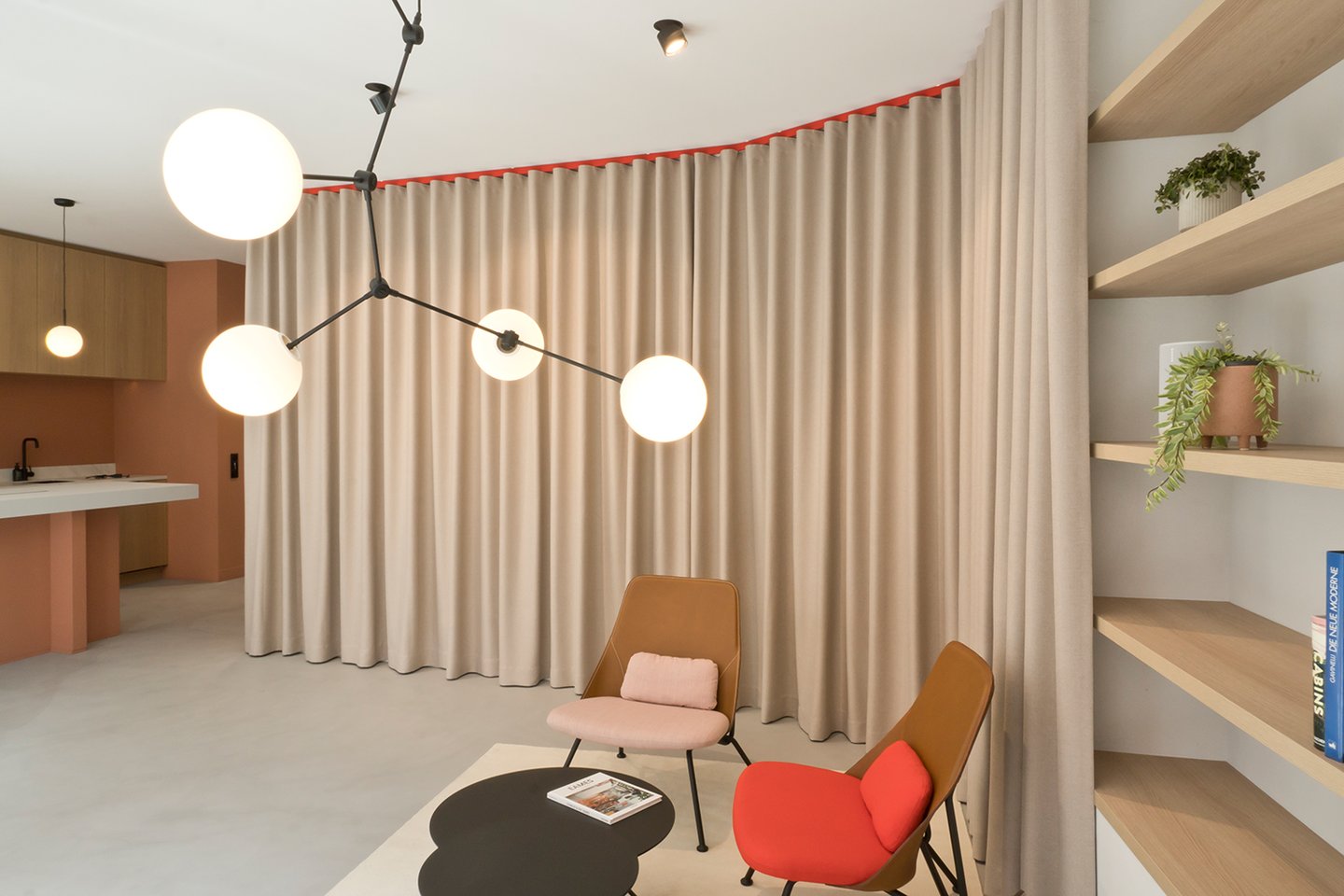 Sessel & Beistelltische: Prostoria, Pendelleuchte: Audo, Stehleuchte: House Doctor, Teppich: Kvadrat
