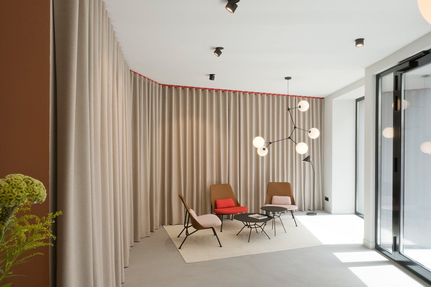 Sessel & Beistelltische: Prostoria, Pendelleuchte: Audo, Stehleuchte: House Doctor, Teppich: Kvadrat